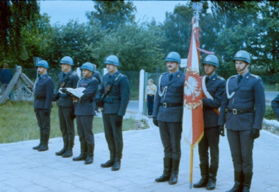 Asysta podczas wręczania sztandaru jednej ze szkół. Dowódca asysty, por. Zbigniew Żołna, dowódca pocztu flagowego chor. Mieczysław Goszczych, dowódca pocztu sztandarowego ppor. Bogdan Hejłasz.