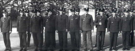 Kadra 37 da OPK - 1985 rok. Od lewej: por. Witold Pingielski, ppor. Krzysztof Jarosz, sierż. Zbigniew Buksik, plut.Dzisław Jagoda, chor. Jan Grzesiczak, chor. Paweł Czaja, plut. Mirosław Kudaj, sierż. Leszek Herda, chor. Lesław Marek, chor. Adam Pawłowski, chor. Bogdan Bąk, chor. Artur Mikołajek, sierż. Witold Dęga, plut. Mariusz Świtoń i podchorąży SPR.