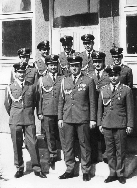 Kadra baterii radiotechnicznej i dowódca 38 da OPK mjr Wacław Marzec.