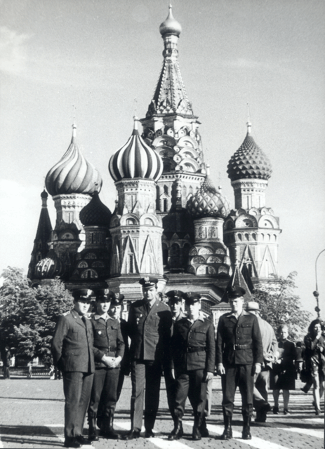 por. Zbigniew Przęzak i chor. Milczarek w otoczeniu żołnierzy baterii technicznej - Moskwa - czerwiec 1977.