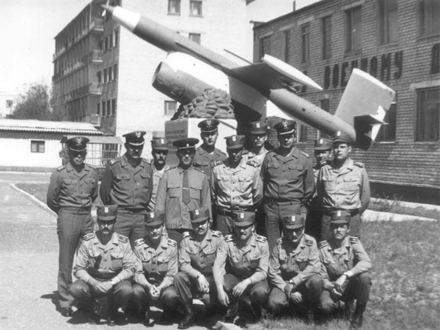 Aszułuk 1988. Od lewej w pierwszym rzędzie: chor. R. Pilarczyk, sierż. K. Rudnicki, sierż. J. Chmielewski, sierż. M. Gołębiowski, chor. G. Pluta i chor. K. Gryglas. Od lewej w drugim rzędzie: por. J. Matusiak, mjr M. Dering, por. T. Bajek, mjr G. Sołowiew, por. C. Hrut, ppłk A. Brzeziński, por. Z. Brzeziński, ppłk Z. Przęzak, Brak danych i kpt. K. Przyk.