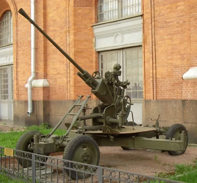 Armata 61-K na dziedzińcu Muzeum Artylerii w Petersburgu.