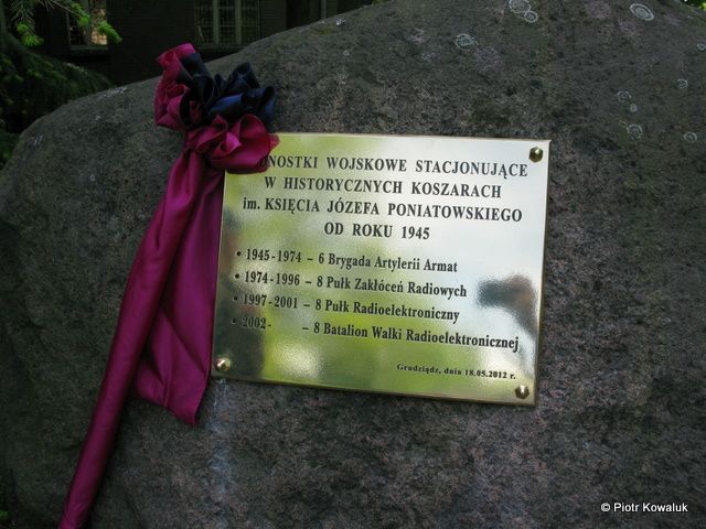 Tablica pamiątkowa w koszarach 8 GbWRE.