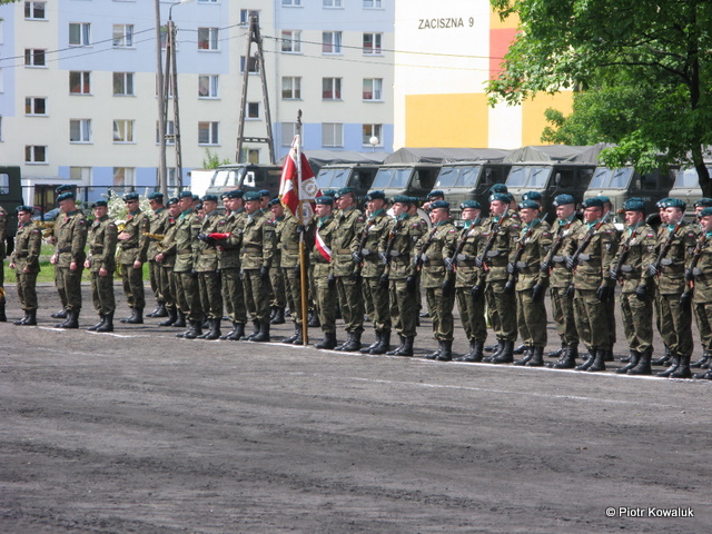 Pododdział reprezentacyjny 8 GbWRE ze Sztandarem.