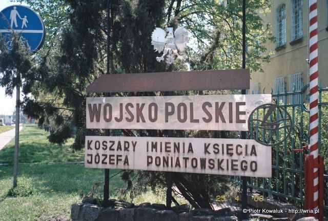 Tablica przed bramą główną do koszar 8 GbWRE. Tablica przed bramą główną do koszar 8 GbWRE.