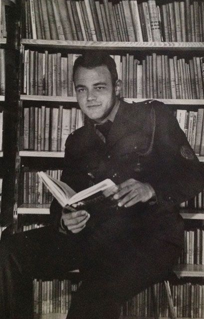 W bibliotece dywizjonu - bomb. Piotr Nowacki.