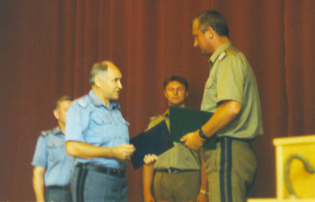 Ceremonii przekazania garnizonu Bemowo Piskie dla WOW. Gen. bryg. Franciszek Żygis, przedstawiciel Dowódcy WLOP, przekazuje protokół gen. bryg. Krzysztofowi Juńcowi - przedstawicielowi Dowódcy WOW.