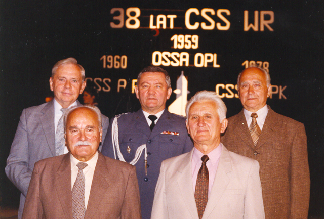 Kkomendanci CSS WR podczas uroczystości zakończenia rozformowania CSS WR. Od lewej w I rzędzie: płk Zygmunt Knoll, płk Mieczysław Sławiński. Od lewej w II rzędzie: płk Kazimierz Jędrzejewski, płk Jan Kosztowniak, płk Mieczysław Wasąg.