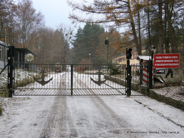 Brama wjazdowa do byłego 25. dr OP m. Dąbrówka. Brama wjazdowa do byłego 25. dr OP m. Dąbrówka.