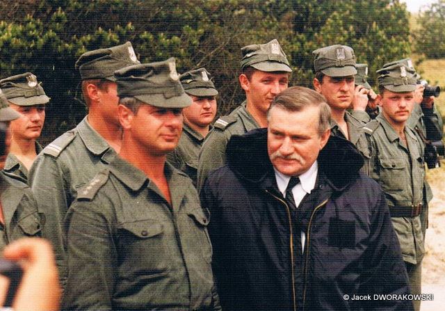 Prezydent RP Lech Wałęsa i dowódca 25. dr OP kpt. Ryszard Lubowiecki. Prezydent RP Lech Wałęsa i dowódca 25. dr OP kpt. Ryszard Lubowiecki.