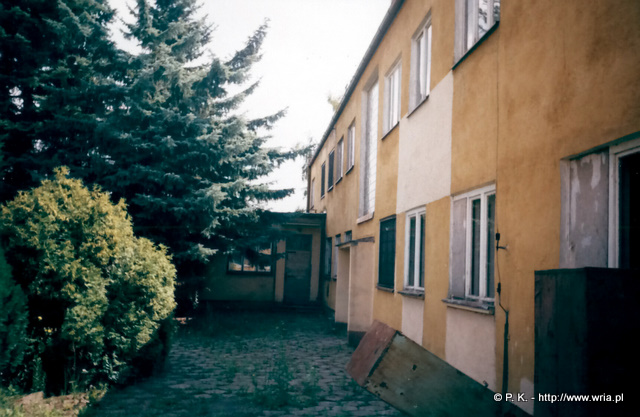 Budynek koszarowy 36. dr OP. W głębi wejście do kotłowni. Budynek koszarowy 36. dr OP. W głębi wejście do kotłowni.