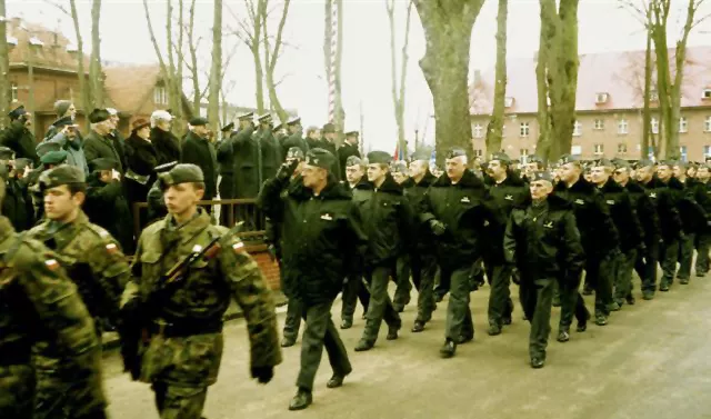Ostatnia defilada – prowadzi mjr inż. Aleksander Klepaczko.