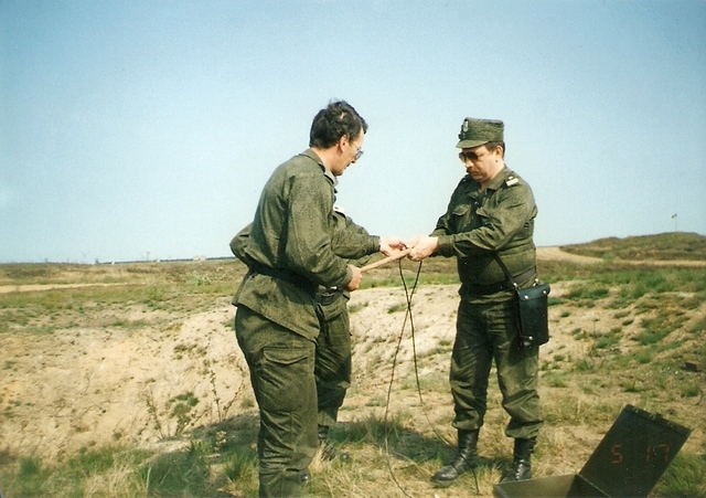 Przygotowania do wysadzenia 10 ładunków bojowych rakiet W–755.