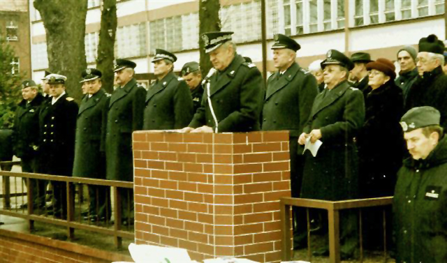 Gen. bryg. Janusz Konieczny czyta rozkaz o rozformowaniu brygady.