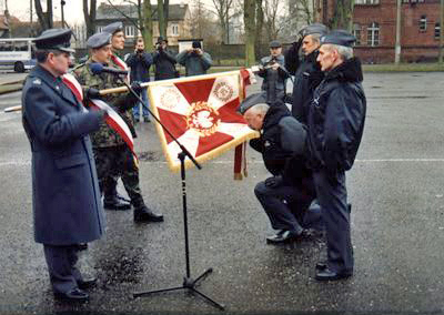 W imieniu żołnierzy sztandar żegna ppłk inż. Krzysztof Fojut.