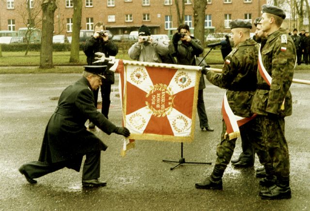 Sztandar żegna dowódca 26. BR OP płk dypl. Andrzej Tetkowski.