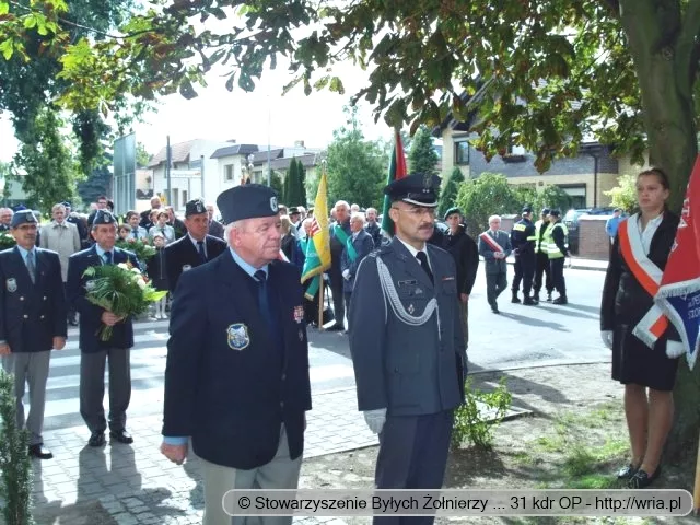 Prezes Stowarzyszenia ... mjr w st. spocz. Ryszard Grzelkowiak i były dowódca dywizjonu ppłk Zbigniew Tracz.