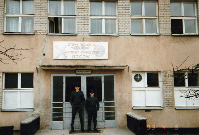 Wejście do koszarowca w byłym 8. dr OP m. Lesznowola.