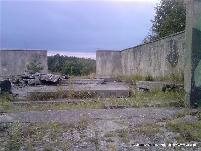 Stanowisko kolumny antenowej na schronie SNR w 70. dr OP m. Łunowo.