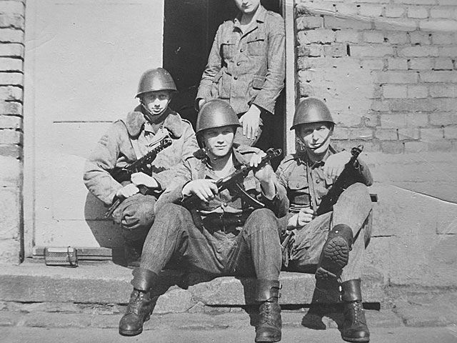 Przed wartownią na terenie obiektów 3. Łużyckiej Dywizji Artylerii OPK w Warszawie - 1970 r. Przed wartownią na terenie obiektów 3. Łużyckiej Dywizji Artylerii OPK w Warszawie - 1970 r.