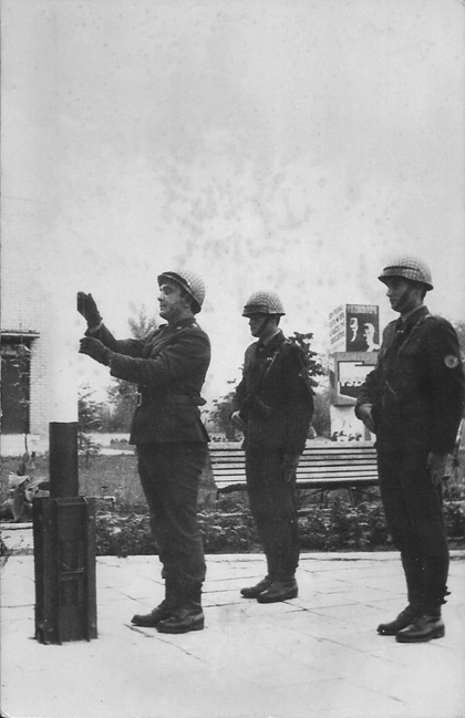 Kpt. Alfred Godzwon podnosi flagę państwową. Kpt. Alfred Godzwon podnosi flagę państwową.