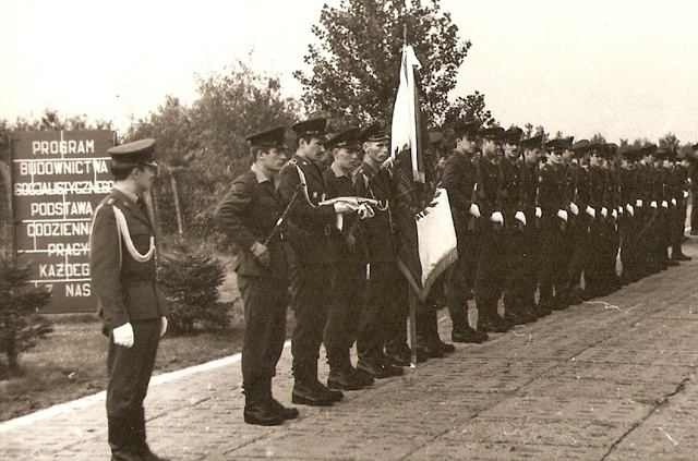 Kompania honorowa i sztandar 3 DROP podczas przekazania dowodzenia w 61. dr OP m. Małocice. Kompania honorowa i sztandar 3 DROP podczas przekazania dowodzenia w 61. dr OP m. Małocice.