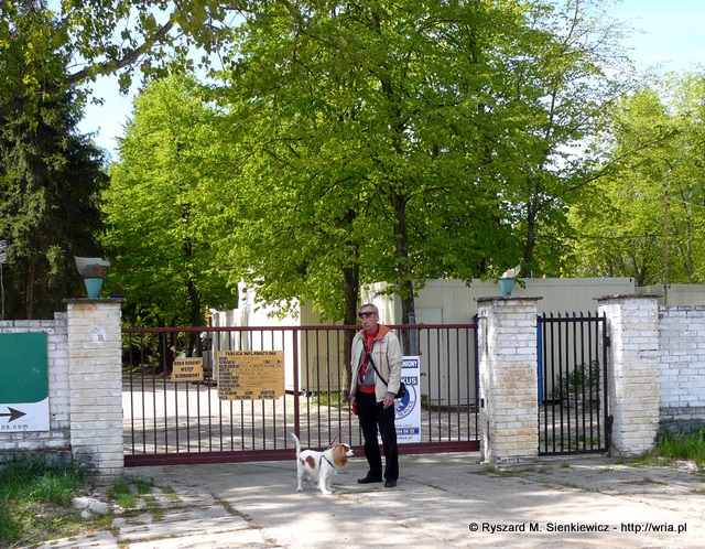 Ppłk w st. spocz. Ryszard Marek Sienkiewicz przed bramą 61. dr OP m. Małocice. Ppłk w st. spocz. Ryszard Marek Sienkiewicz przed bramą 61. dr OP m. Małocice.