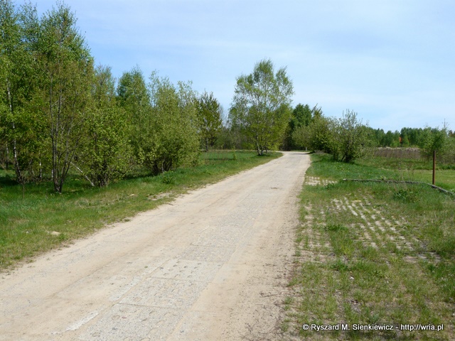 Droga z 61. dr OP m. Małocice, po prawej parking dla samochodów prywatnych. Droga z 61. dr OP m. Małocice, po prawej parking dla samochodów prywatnych.
