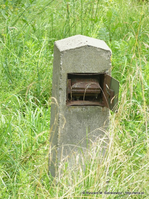 Słupek z głowicą telefoniczną na terenie byłego 61. dr OP m. Małocice. Słupek z głowicą telefoniczną na terenie byłego 61. dr OP m. Małocice.
