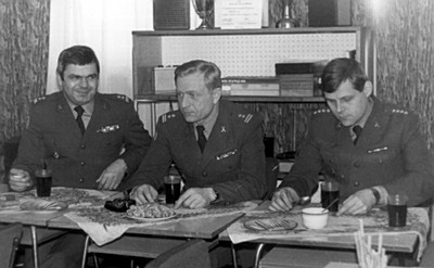 Od lewej: ppłk Zbigniew Przęzak, ppłk Zbigniew Parol i kpt. Krzysztof Przyk.