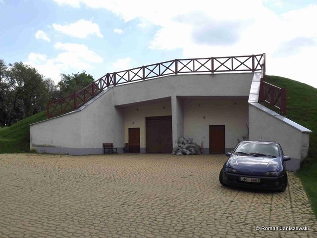 Kawiarenka, dawny schron dla STZ z rakietami. Kawiarenka, dawny schron dla STZ z rakietami.