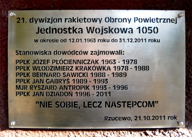 Tablica pamiątkowa przy wejściu do sztabu dywizjonu. Tablica pamiątkowa przy wejściu do sztabu dywizjonu.