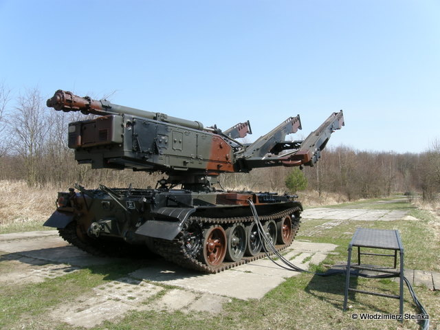 Wyrzutnia PZR S-125 Newa-SC na stanowisku ogniowym. Wyrzutnia PZR S-125 Newa-SC na stanowisku ogniowym.