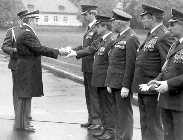 gen. bryg. Henryk Pietrzak - Szef Sztabu OPK, wręcza wyróżnienia 'Białą bronią'. Od prawej: płk Waldemar Jaworski, płk Stanisław Markiel, ppłk Edmund Chojnowski, płk Zygmunt Apoloniusz Siekański i ppłk Zbigniew Przęzak. Asystujący, kpt Jan Grodzki.