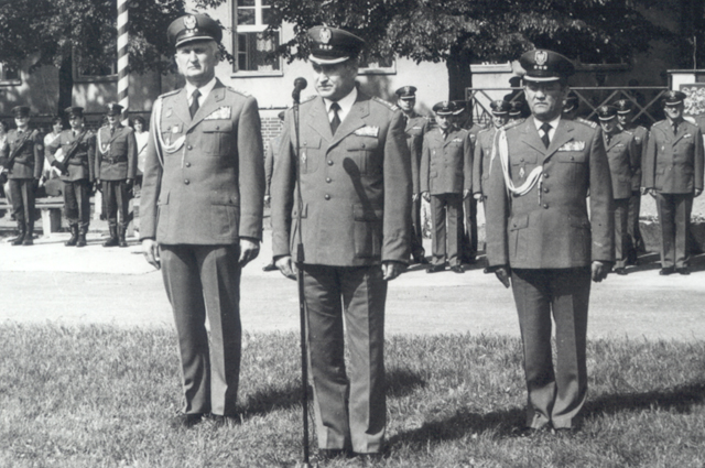 Przekazanie obowiązków Komendanta CSS. Od lewej: zdający - płk Mieczysław Sławiński,