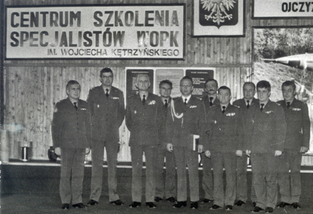 Pożegnanie ppłk Sajdaka w sali tradycji CSS WLOP - 15.04.1989r. Od lewej: ppłk Ryszard Olenderek, ppłk Zbigniew Przęzak, płk Mieczysław Sławiński,ppłk Waldemar Jaworski, ppłk Andrzej Sajdak, mjr Leszek Strug, płk Jan Kosztowniak, ppłk Paweł Czerwonka, mjr Zygmunt A. Siekański,ppłk Wojciech Rek.