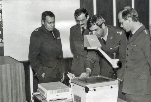 Odprawa kadry technicznej SUiE w Poznaniu (23.10.1989). Od lewej: ppłk Sokół, kpt. Wiesław Winiarski, ppłk Zbigniew Przęzak i kpt. Bogdan Sowa.