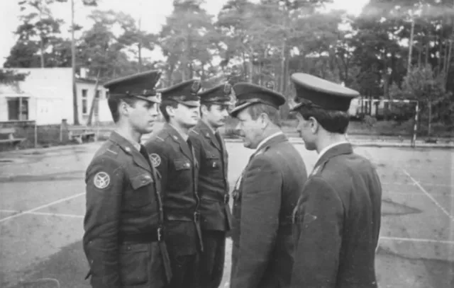 Dowódca 64. dr OP z żołnierzami dywizjonu. Dowódca 64. dr OP z żołnierzami dywizjonu.