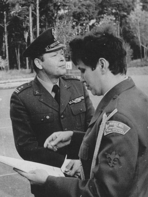 Ppłk Mirosław Ulatowski, zostaje odznaczony w 1989 roku odznaką Zasłużony dla Hufca ZHP Hel. Ppłk Mirosław Ulatowski, zostaje odznaczony w 1989 roku odznaką Zasłużony dla Hufca ZHP Hel.
