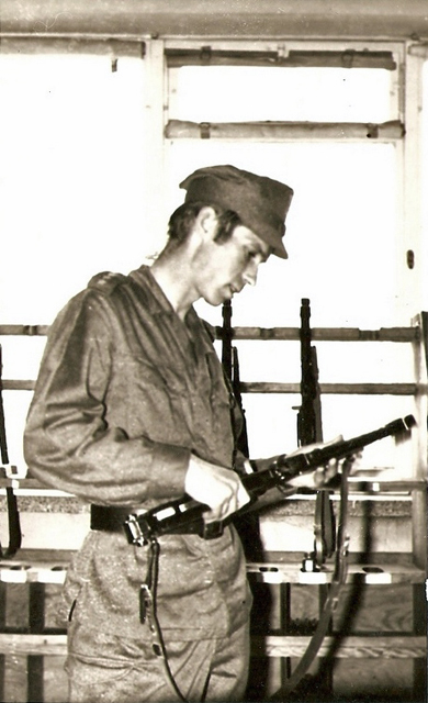 Rok 1977, por. Ryszard Sienkiewicz w magazynie broni.