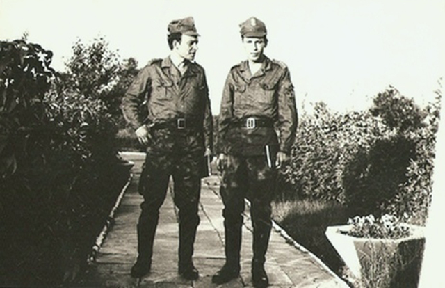 Rok 1977, ppor. Zbigniew Nemeczek i por. Ryszard Sienkiewicz przed sztabem dywizjonu.