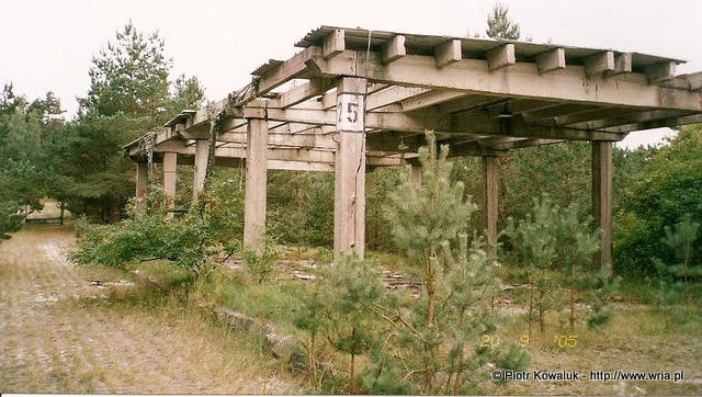 Wiata na terenie baterii technicznej 45. dr OP m. Smołdzino (20.09.2005r.). Wiata na terenie baterii technicznej 45. dr OP m. Smołdzino (20.09.2005r.).