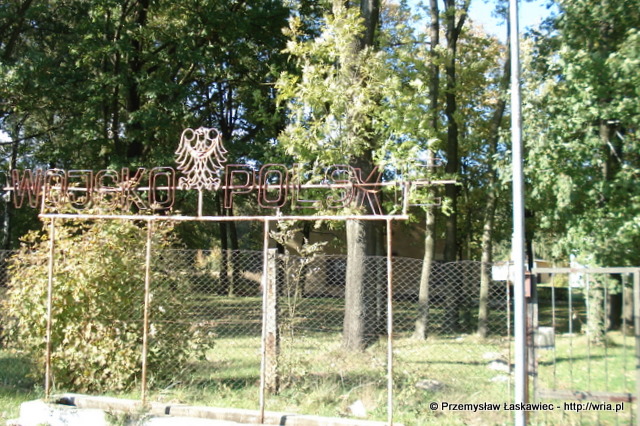 Szyld obok bramy głównej do byłego 12. dr OP m. Olszowa - 2007 r. Szyld obok bramy głównej do byłego 12. dr OP m. Olszowa - 2007 r.