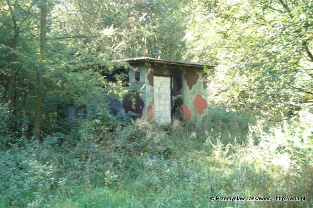 Budynek stacji trafo na strefie ogniowej byłego 12. dr OP m. Olszowa - 2007 r. Budynek stacji trafo na strefie ogniowej byłego 12. dr OP m. Olszowa - 2007 r.