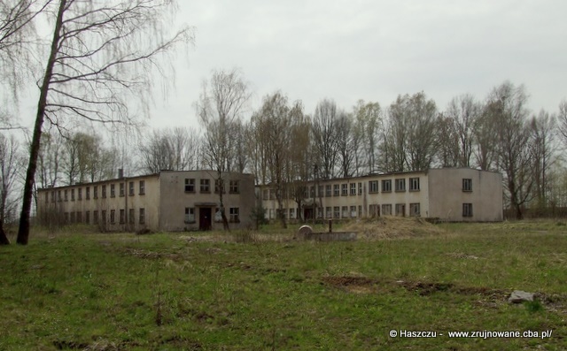 Budynki koszarowe byłego 12. dr OP m. Olszowa - 2011 r. Budynki koszarowe byłego 12. dr OP m. Olszowa - 2011 r.