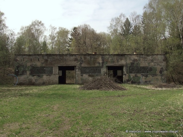 Magazyn rakiet (Nr 7) w byłym 12. dr OP m. Olszowa - 2011 r. Magazyn rakiet (Nr 7) w byłym 12. dr OP m. Olszowa - 2011 r.
