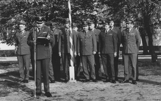 Apel przed budynkiem nr 63 WUR, 1974 r. Apel przed budynkiem nr 63 WUR, 1974 r.