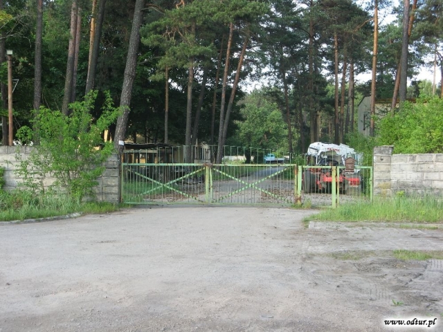 Brama wjazdowa do 14. dr OP m. Woźniki ( za bramą widoczne obiekty sztabowo-koszarowe).