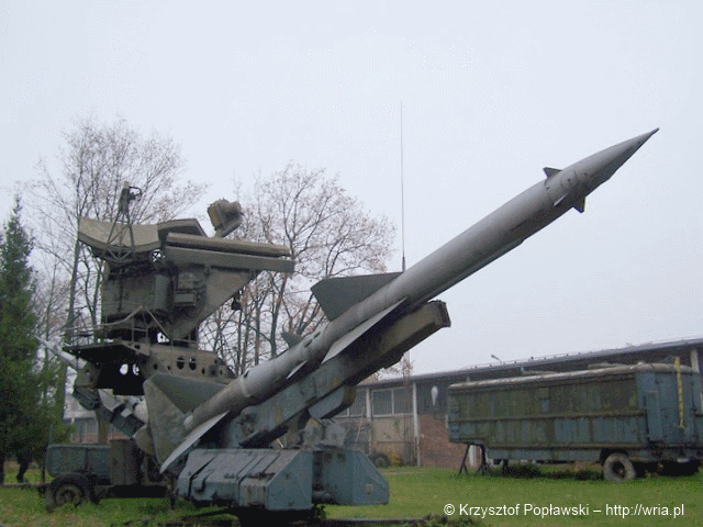 Wyrzutnia SM-63 z rakietą 1D PZR SA-75 Dzwina i w tle kolumna antenowa UNW PZR S-125 Newa.