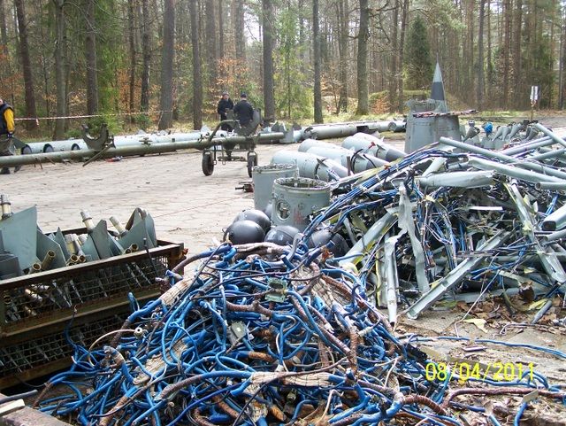 Fragmenty okablowania i dystrybucji sprężonego powietrza rakiet W-759. Fragmenty okablowania i dystrybucji sprężonego powietrza rakiet W-759.